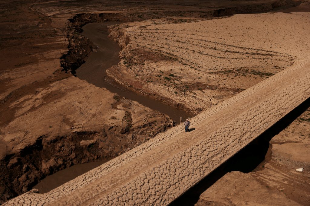 Στην Καταλονία, τα αποθέματα πόσιμου νερού έχουν πέσει στο χαμηλότεροεπίπεδο από το 1990 λόγω της ακραίας ξηρασίας. REUTERS/ Nacho Doce.